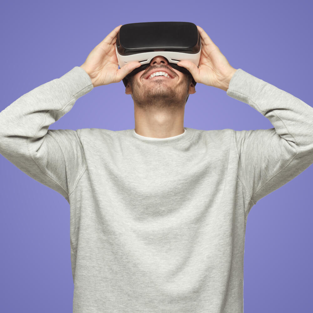 caucasian male wearing virtual reality goggles pla FCY5HWV