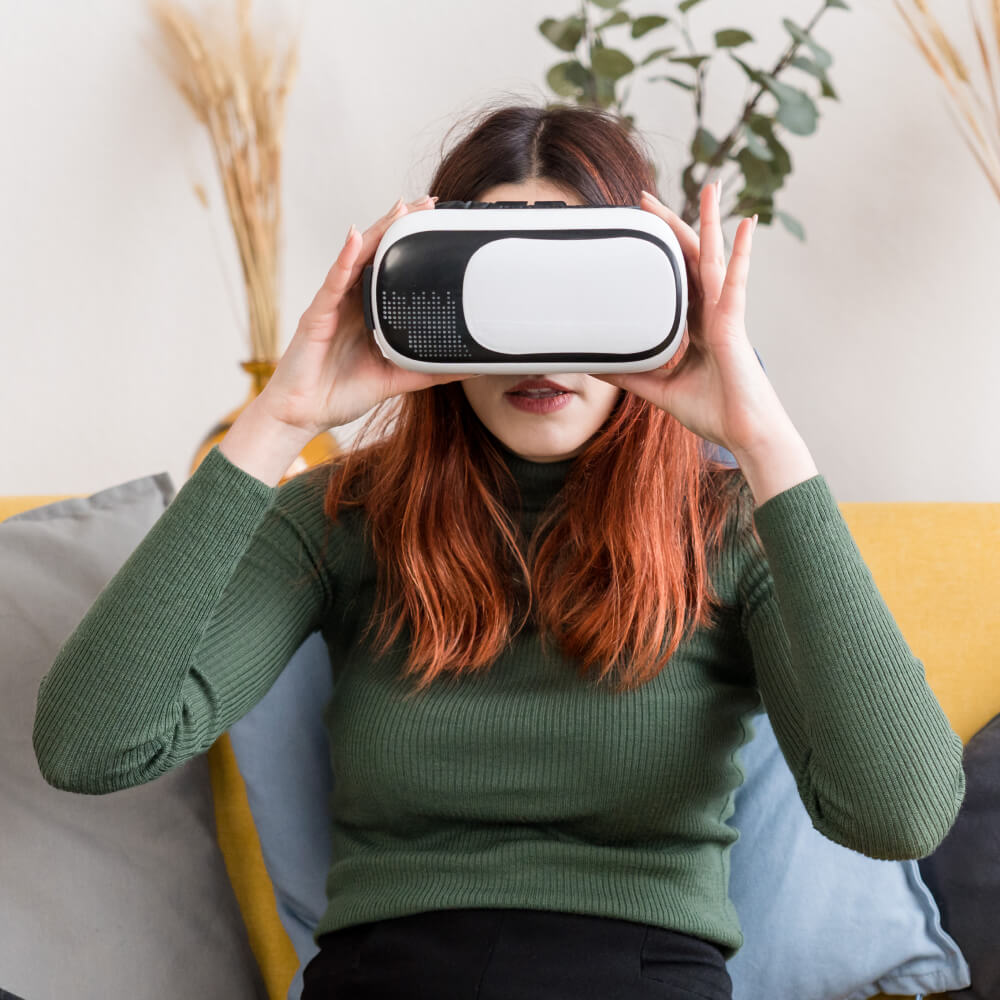 young woman in vr goggles 8ZDGFH4 1